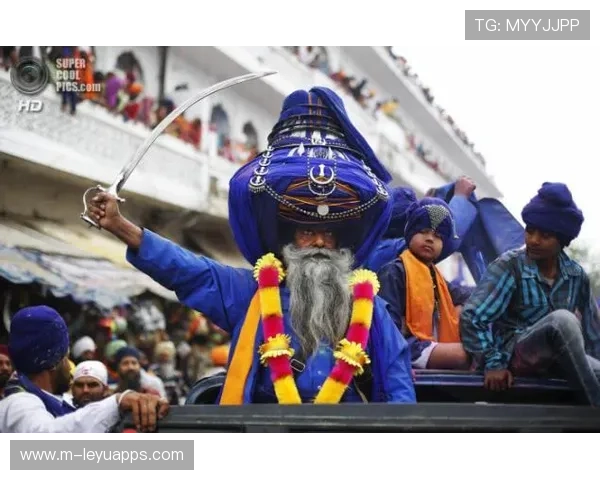 摔跤选手家乡庆祝游行，市民自豪感飙升